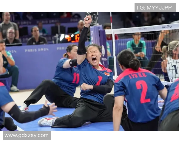 足球明星掰手腕精彩瞬间大合集展现运动员的力量与魅力