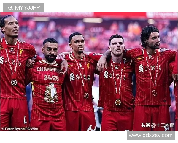 足球明星驾豪车入场炫酷视频引发球迷热议与欢呼