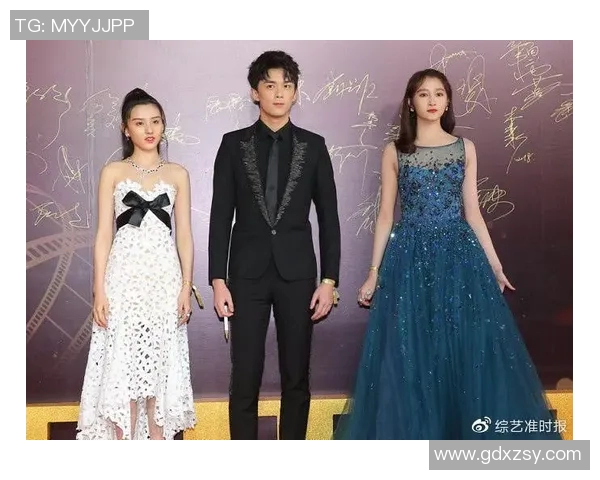 足球明星与国内明星亲密合影展现跨界友谊与合作的精彩瞬间