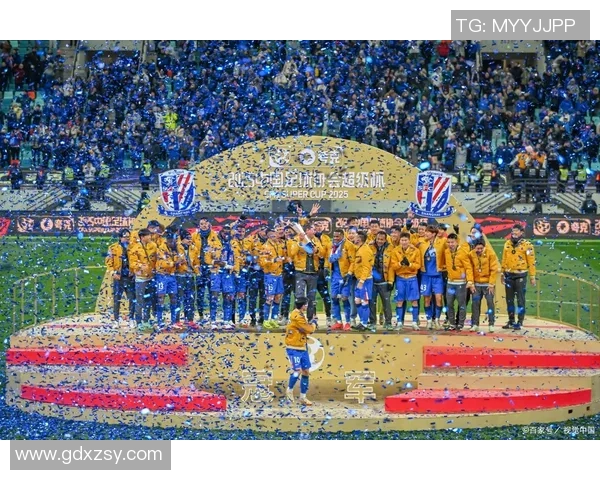 足球明星巡回演出盛典：激情四溢的绿茵场上与球迷共庆荣耀时刻